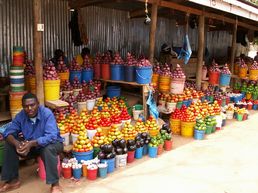 farbenfroher Markt in Afrika
